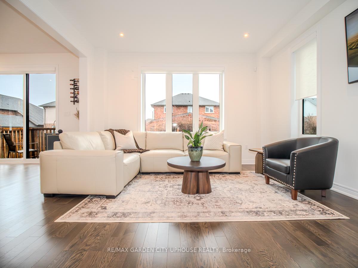 Photo 5 of 111 Starfire Crescent, Hamilton, Winona — HOMEH