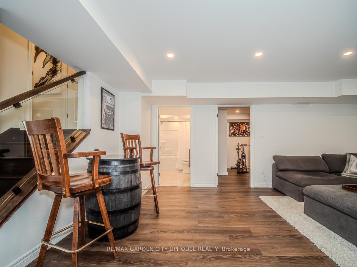 Photo 15 of 111 Starfire Crescent, Hamilton, Winona — HOMEH