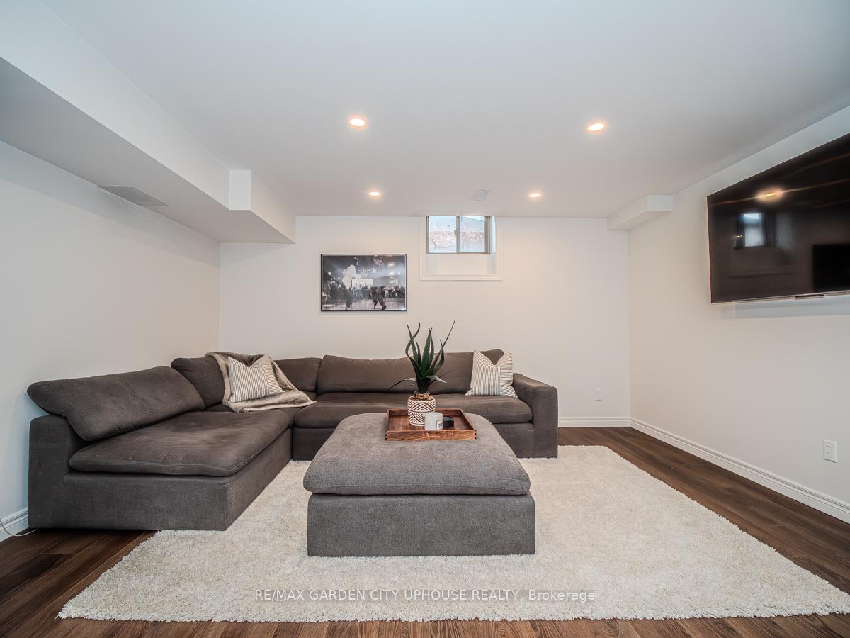 Photo 16 of 111 Starfire Crescent, Hamilton, Winona — HOMEH