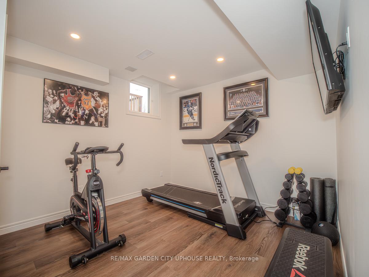 Photo 17 of 111 Starfire Crescent, Hamilton, Winona — HOMEH
