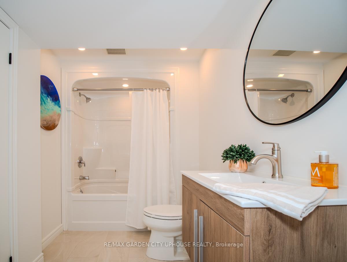 Photo 18 of 111 Starfire Crescent, Hamilton, Winona — HOMEH