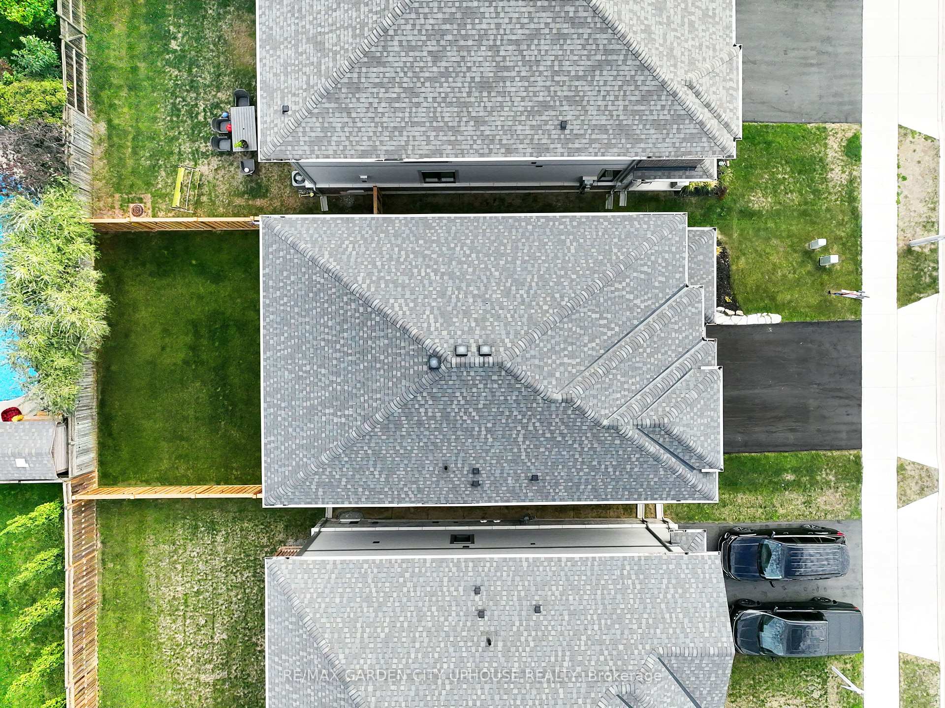 Photo 20 of 111 Starfire Crescent, Hamilton, Winona — HOMEH