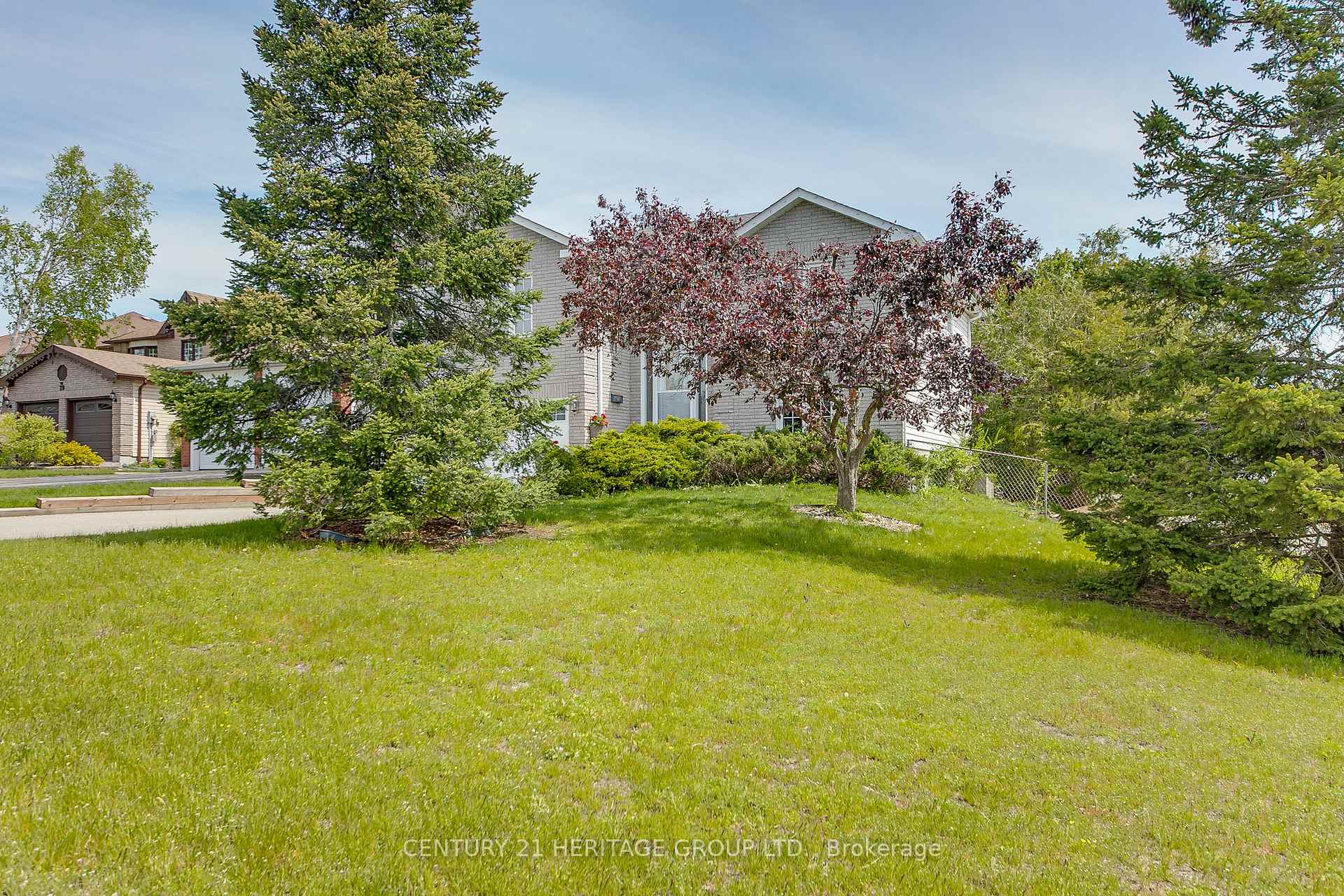 Photo 2 of 25 Shakespeare Crescent, Barrie, Letitia Heights — HOMEH