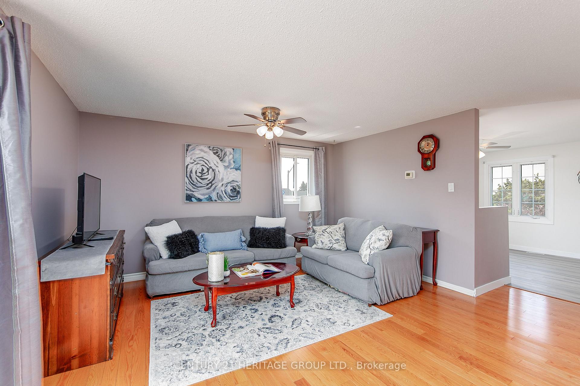 Photo 5 of 25 Shakespeare Crescent, Barrie, Letitia Heights — HOMEH
