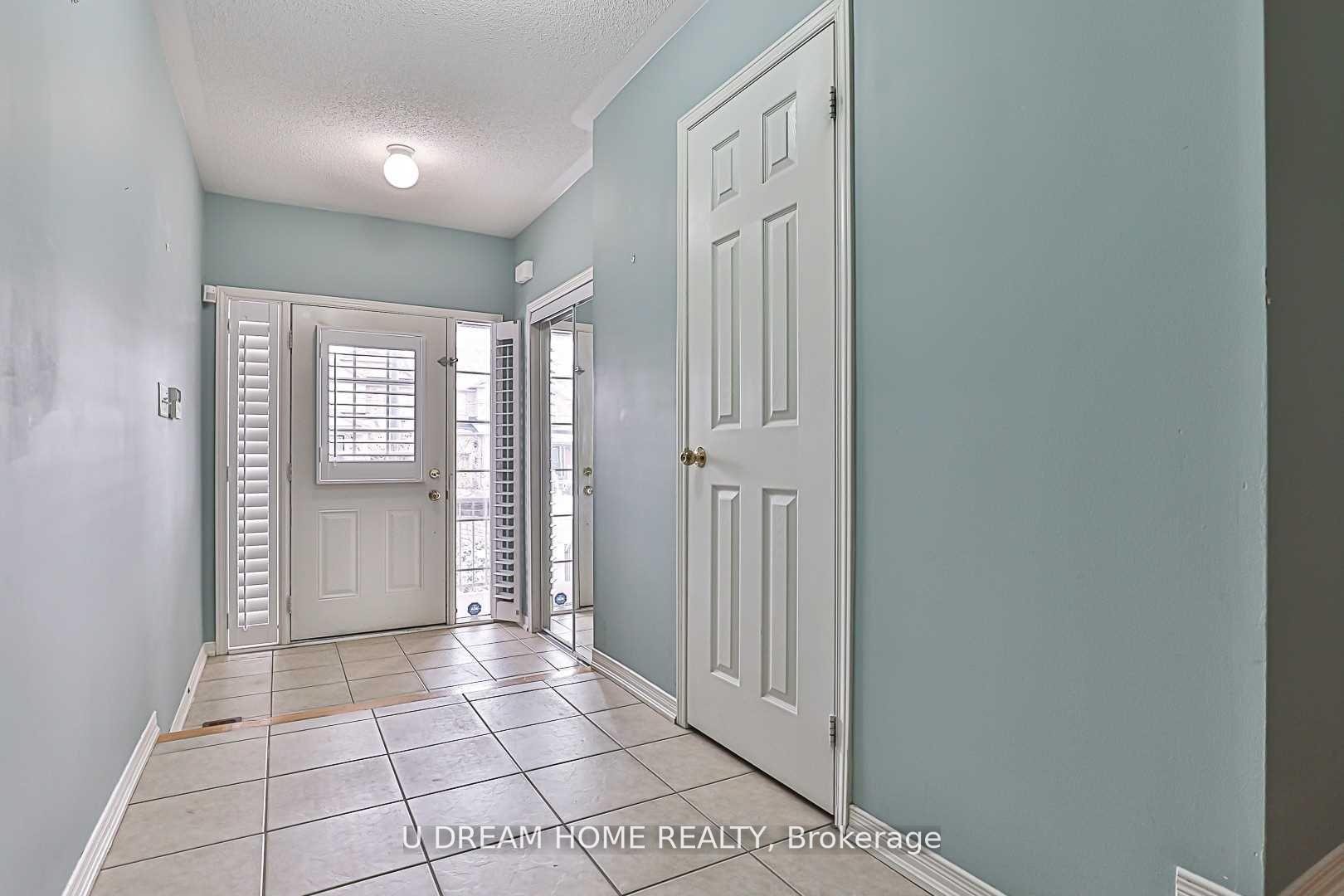 Photo 5 of 82 Barr Crescent, Aurora, Bayview Northeast — HOMEH