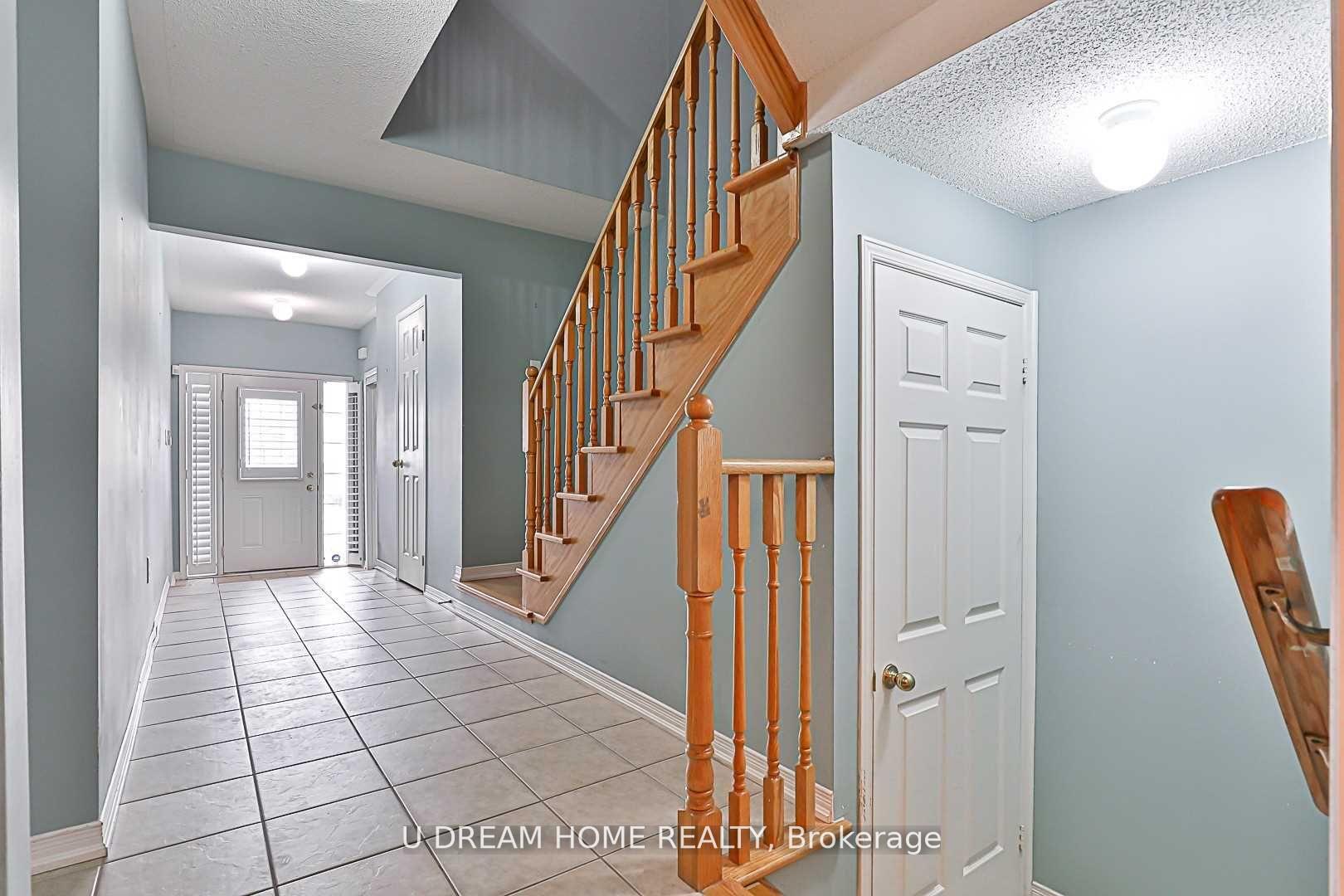 Photo 8 of 82 Barr Crescent, Aurora, Bayview Northeast — HOMEH