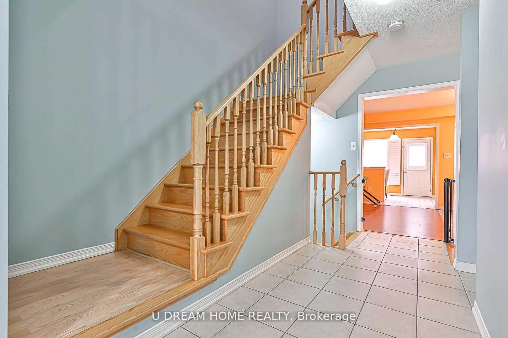 Photo 12 of 82 Barr Crescent, Aurora, Bayview Northeast — HOMEH