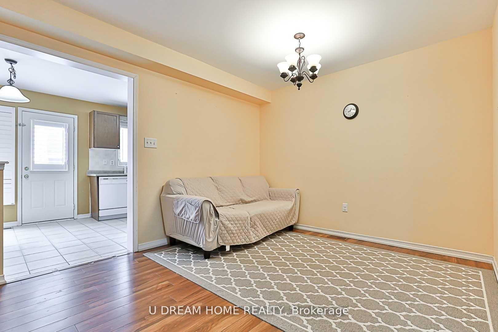 Photo 9 of 82 Barr Crescent, Aurora, Bayview Northeast — HOMEH