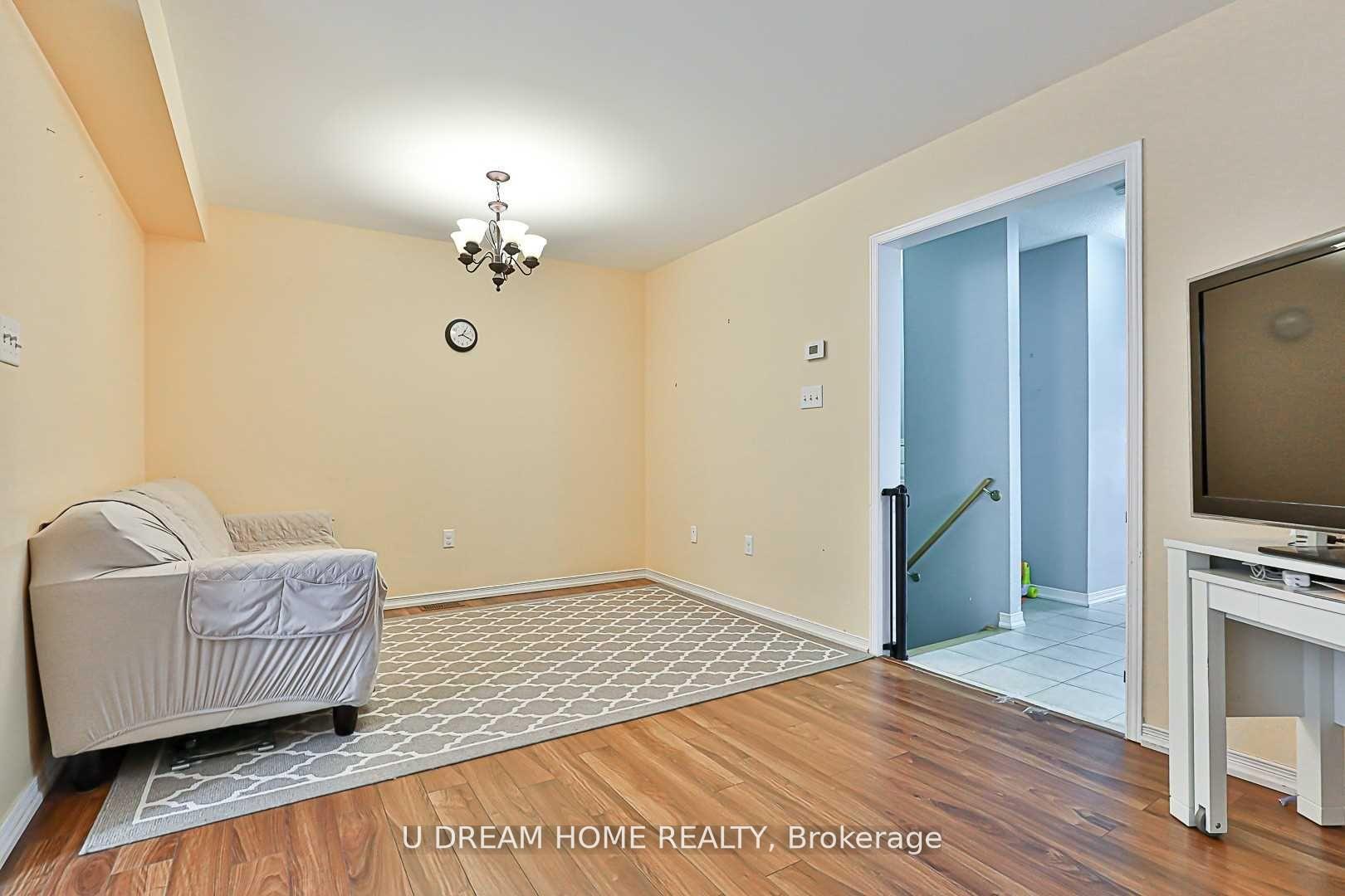 Photo 10 of 82 Barr Crescent, Aurora, Bayview Northeast — HOMEH