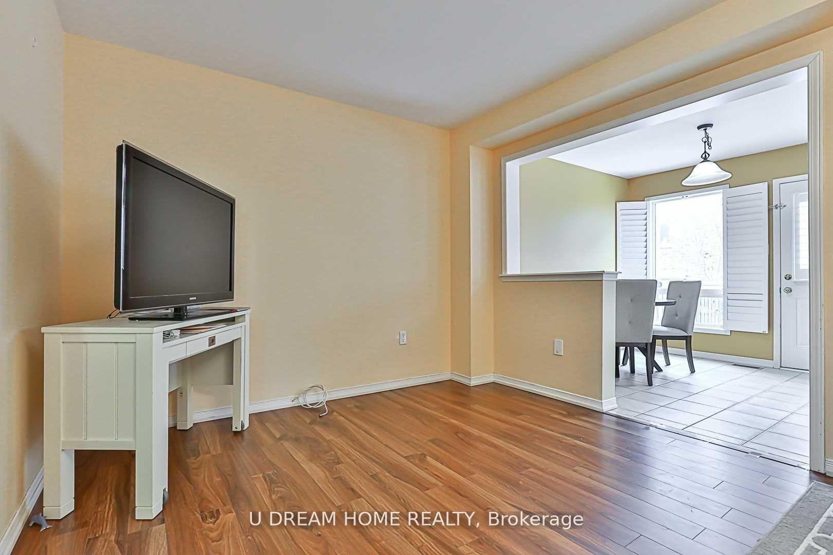Photo 11 of 82 Barr Crescent, Aurora, Bayview Northeast — HOMEH