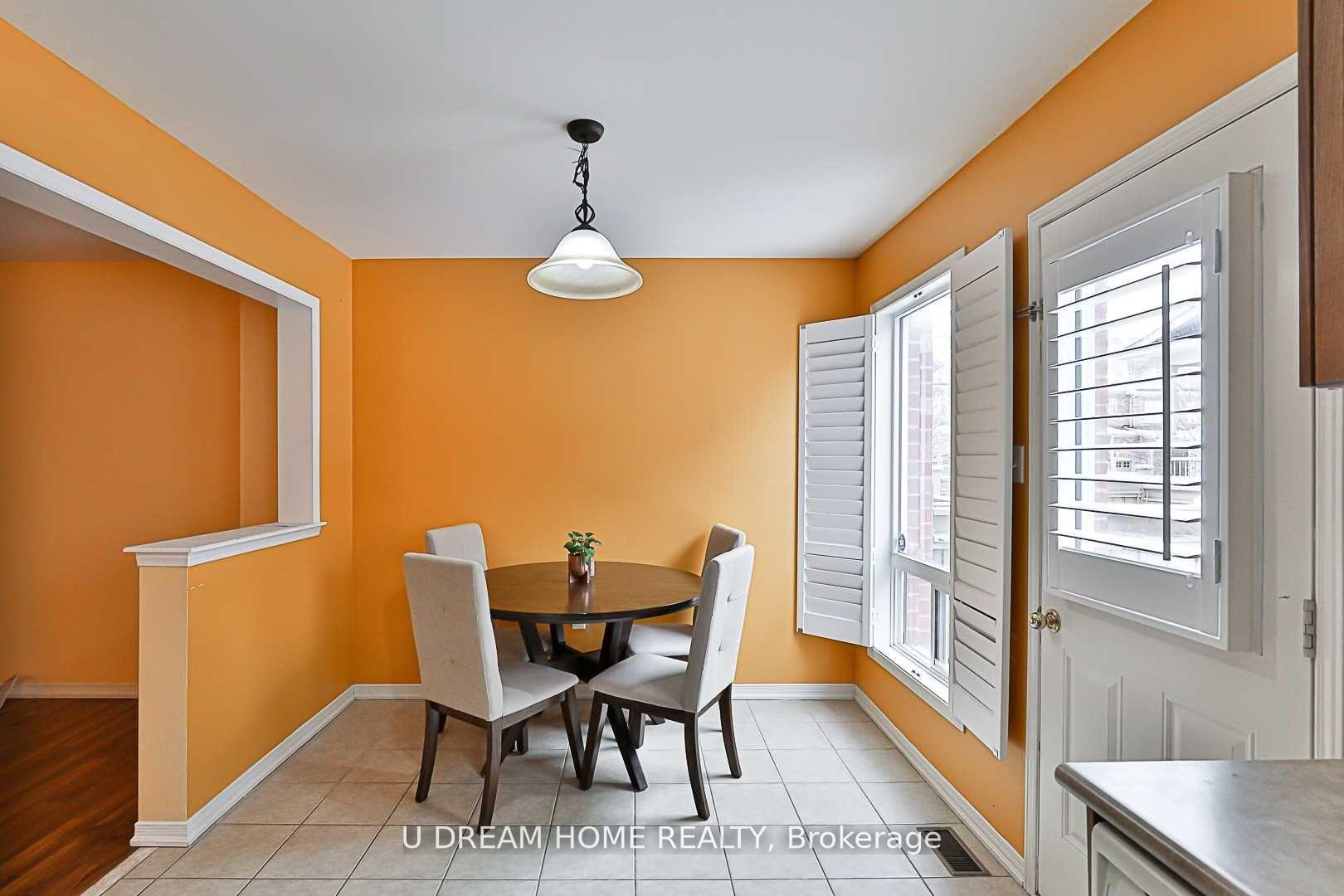 Photo 13 of 82 Barr Crescent, Aurora, Bayview Northeast — HOMEH