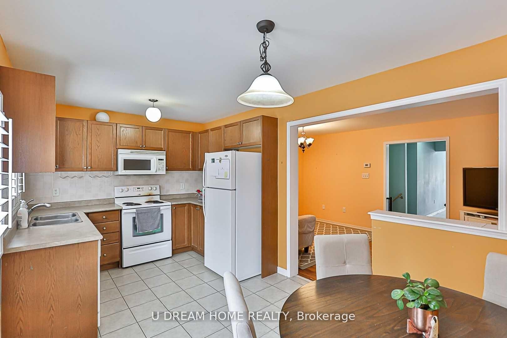Photo 15 of 82 Barr Crescent, Aurora, Bayview Northeast — HOMEH