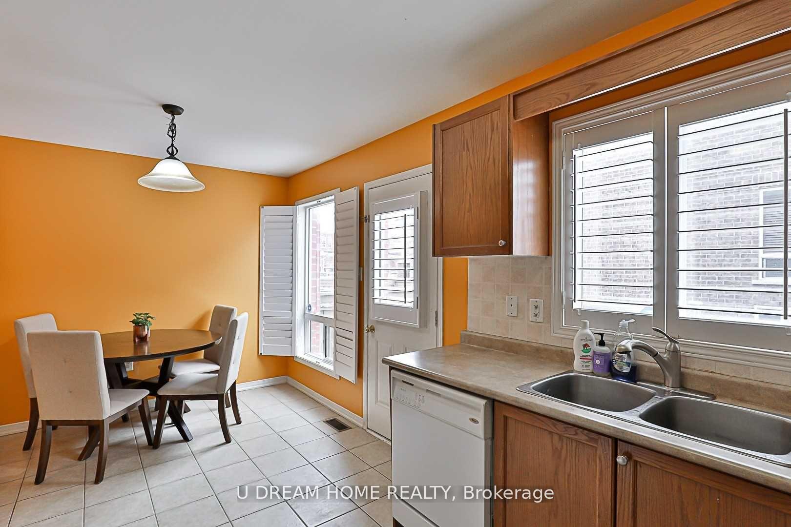 Photo 16 of 82 Barr Crescent, Aurora, Bayview Northeast — HOMEH
