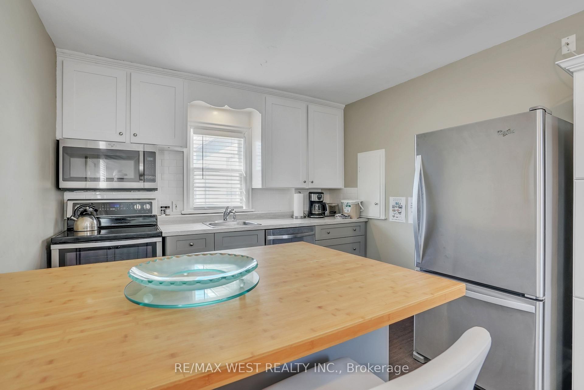 Photo 3 of 15 Parkside Drive, Barrie, Queen's Park — HOMEH