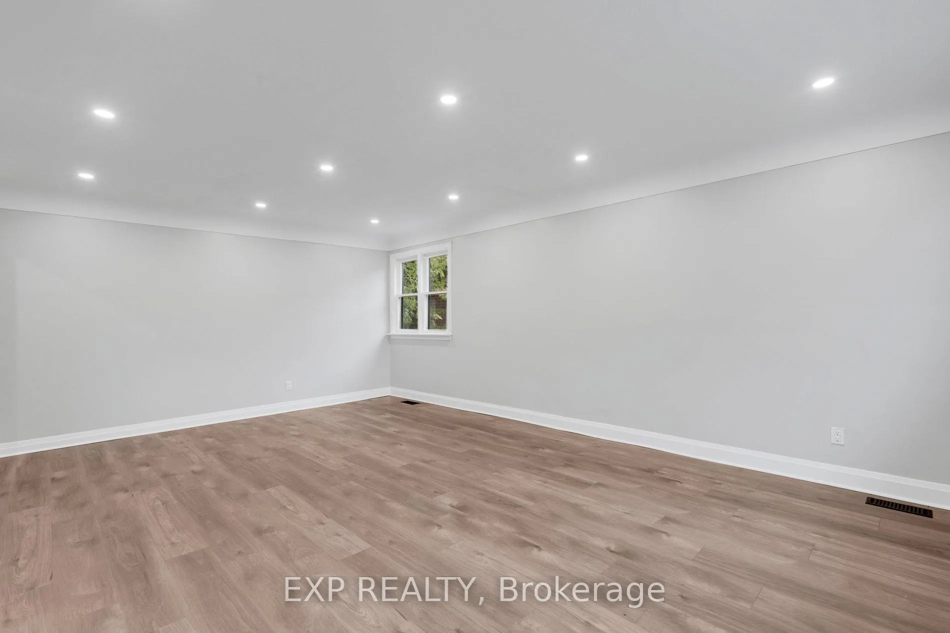 Photo 6 of 20 West 4th Street, Hamilton, Bonnington — HOMEH