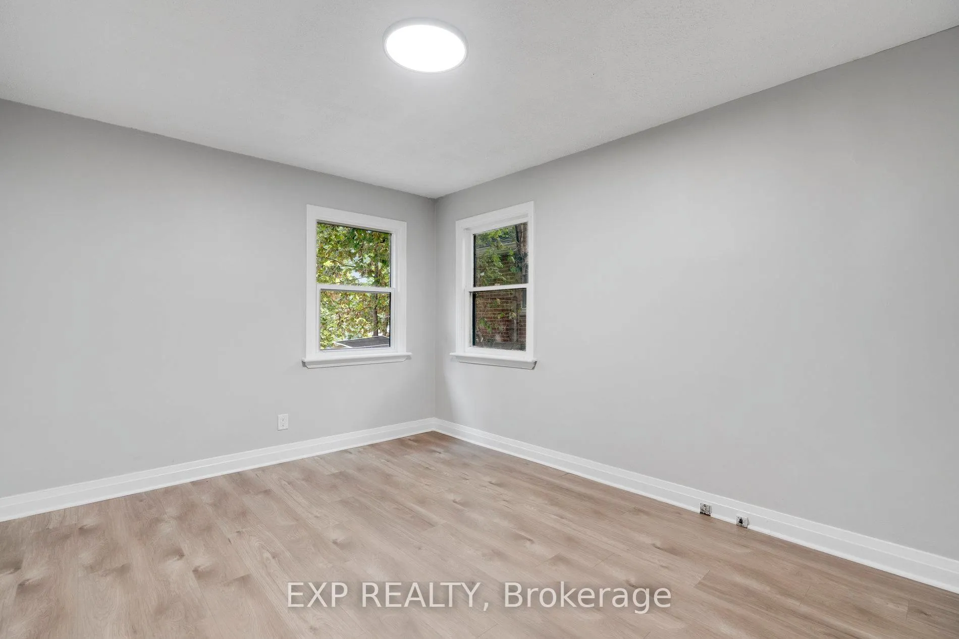 Photo 9 of 20 West 4th Street, Hamilton, Bonnington — HOMEH