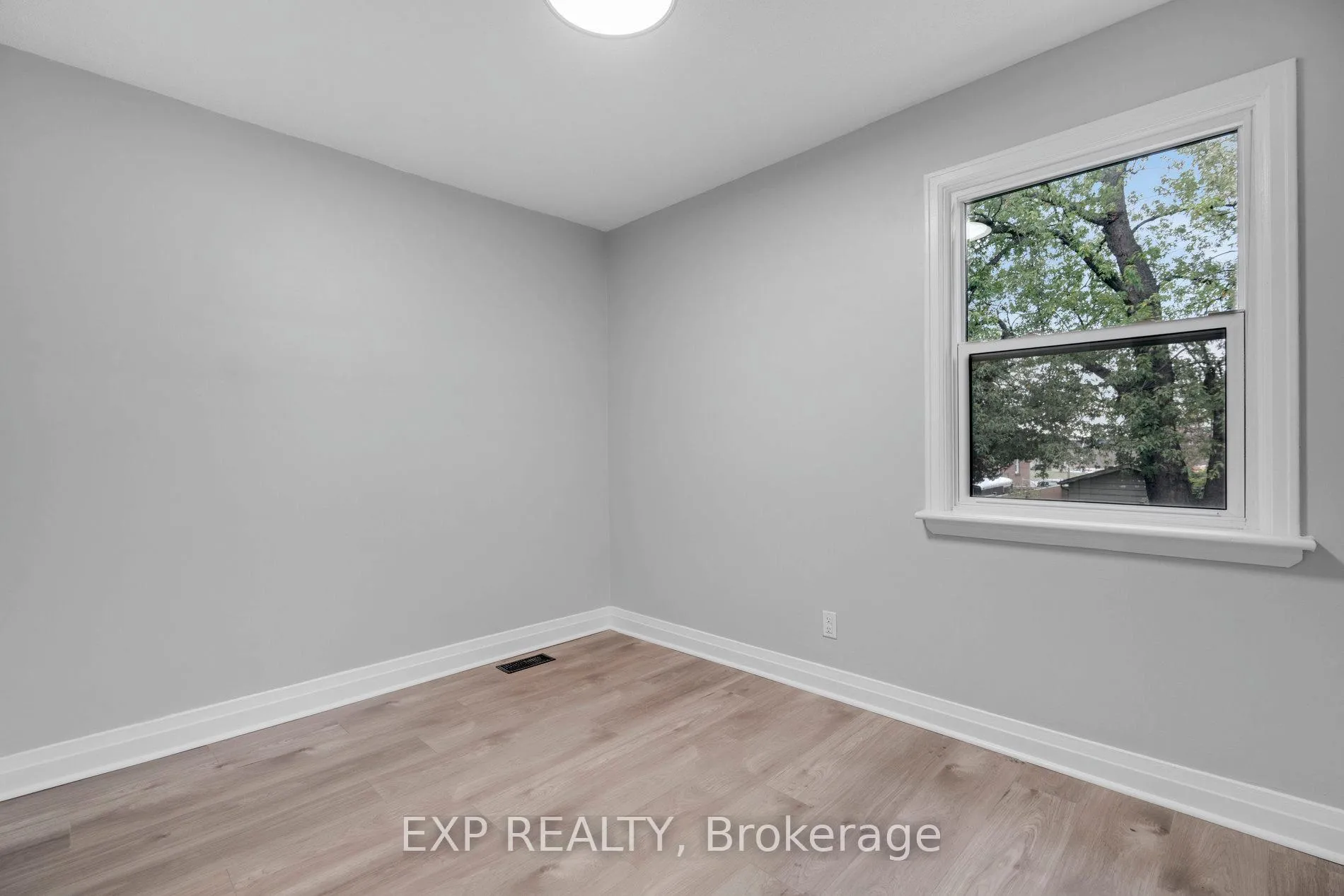 Photo 11 of 20 West 4th Street, Hamilton, Bonnington — HOMEH
