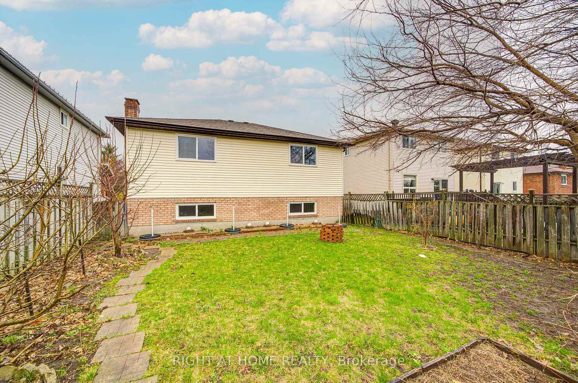 Photo 34 of 52 Rosenfeld Drive, Barrie, Grove East — HOMEH