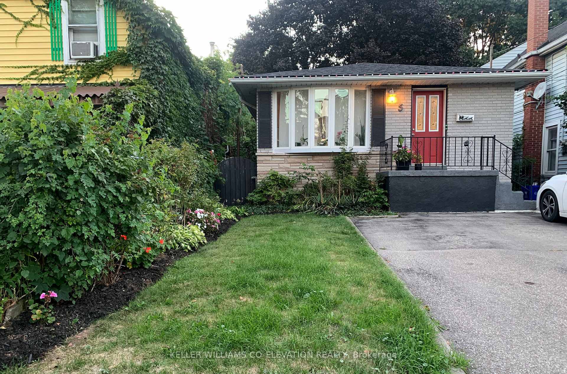 Photo 1 of 5 Mountain Avenue N, Hamilton, Stoney Creek — HOMEH
