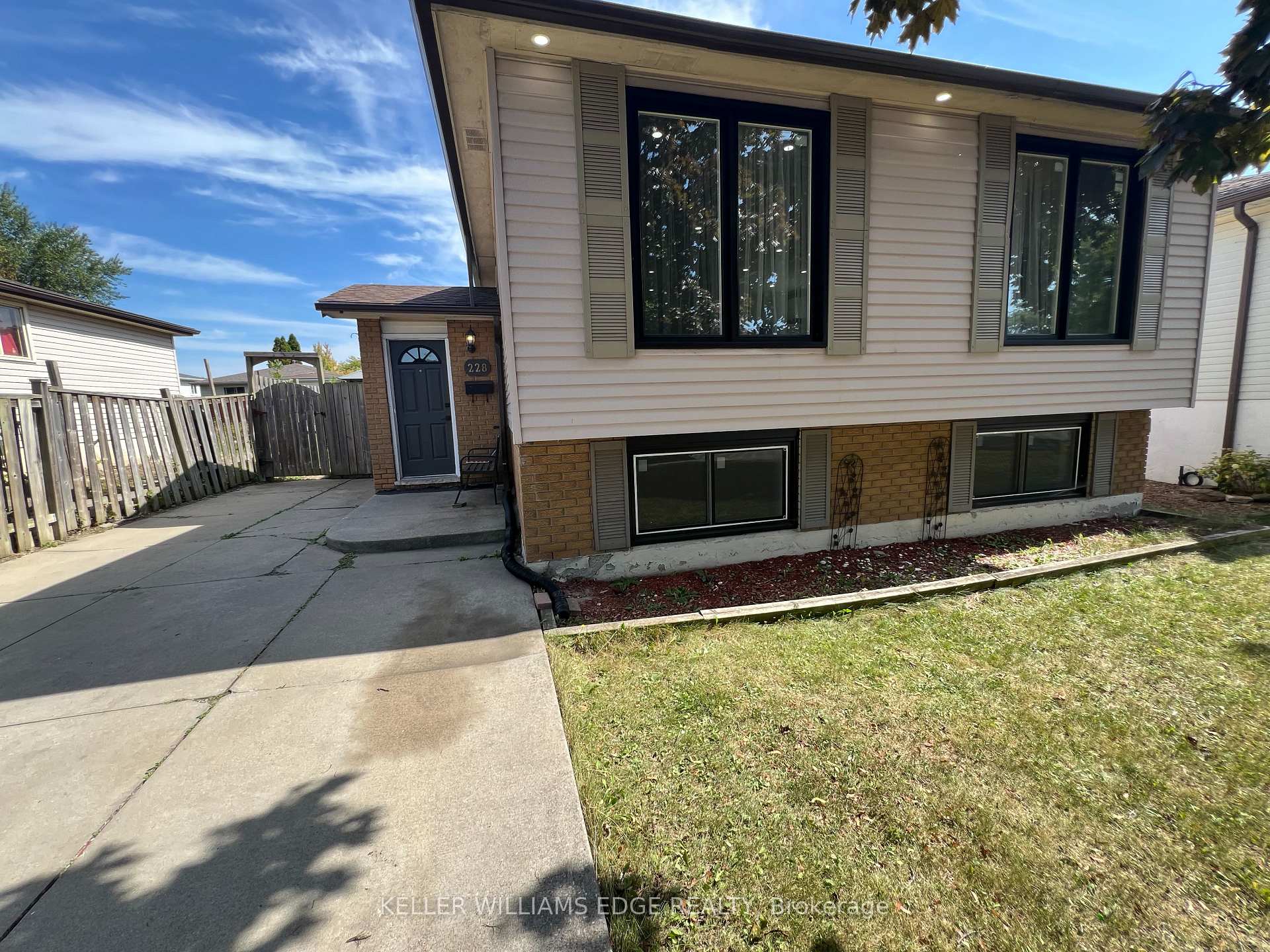 Photo 3 of 228 Lawnhurst Court, Hamilton, Lawfield — HOMEH