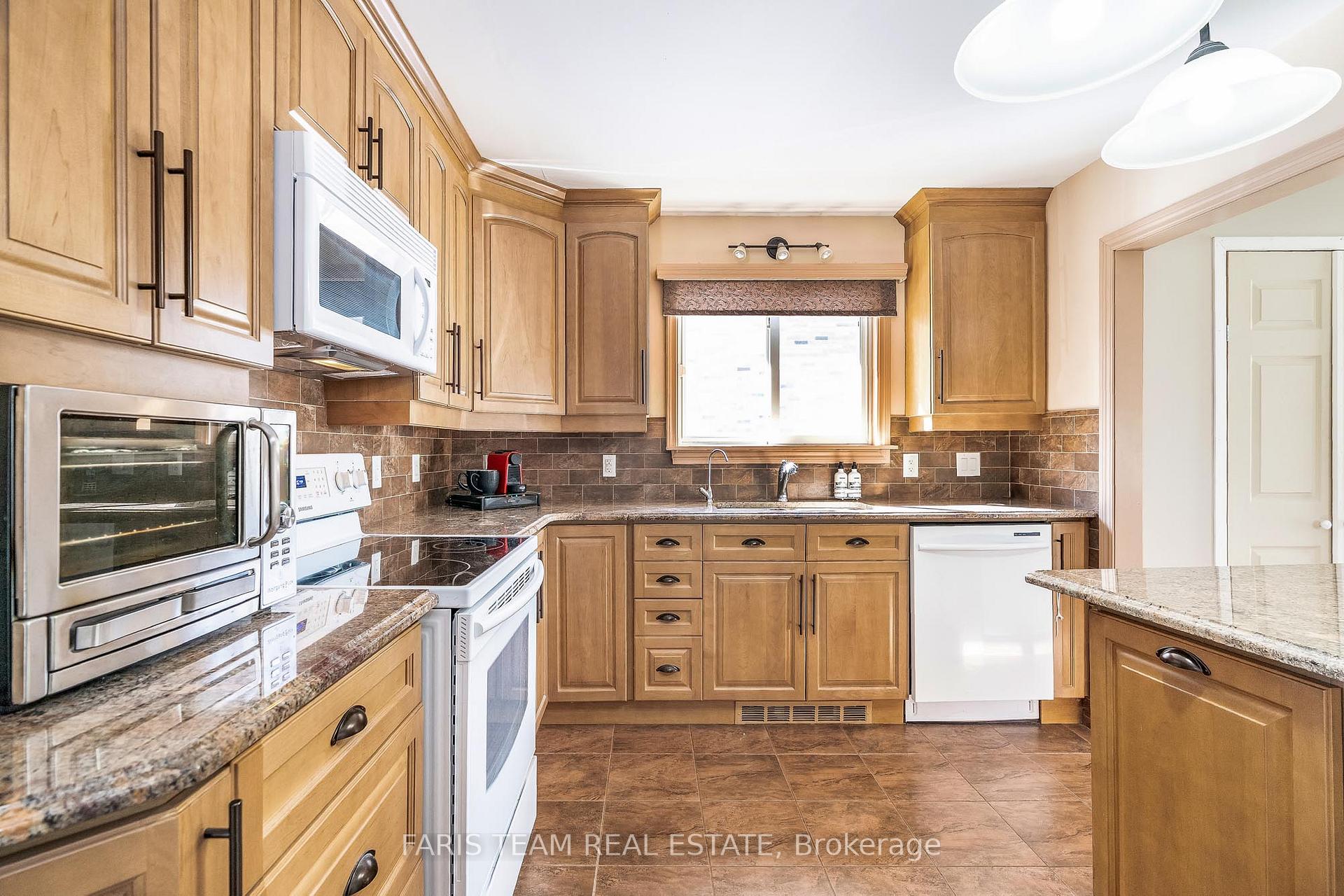 Photo 3 of 47 Briar Road, Barrie, Allandale Heights — HOMEH