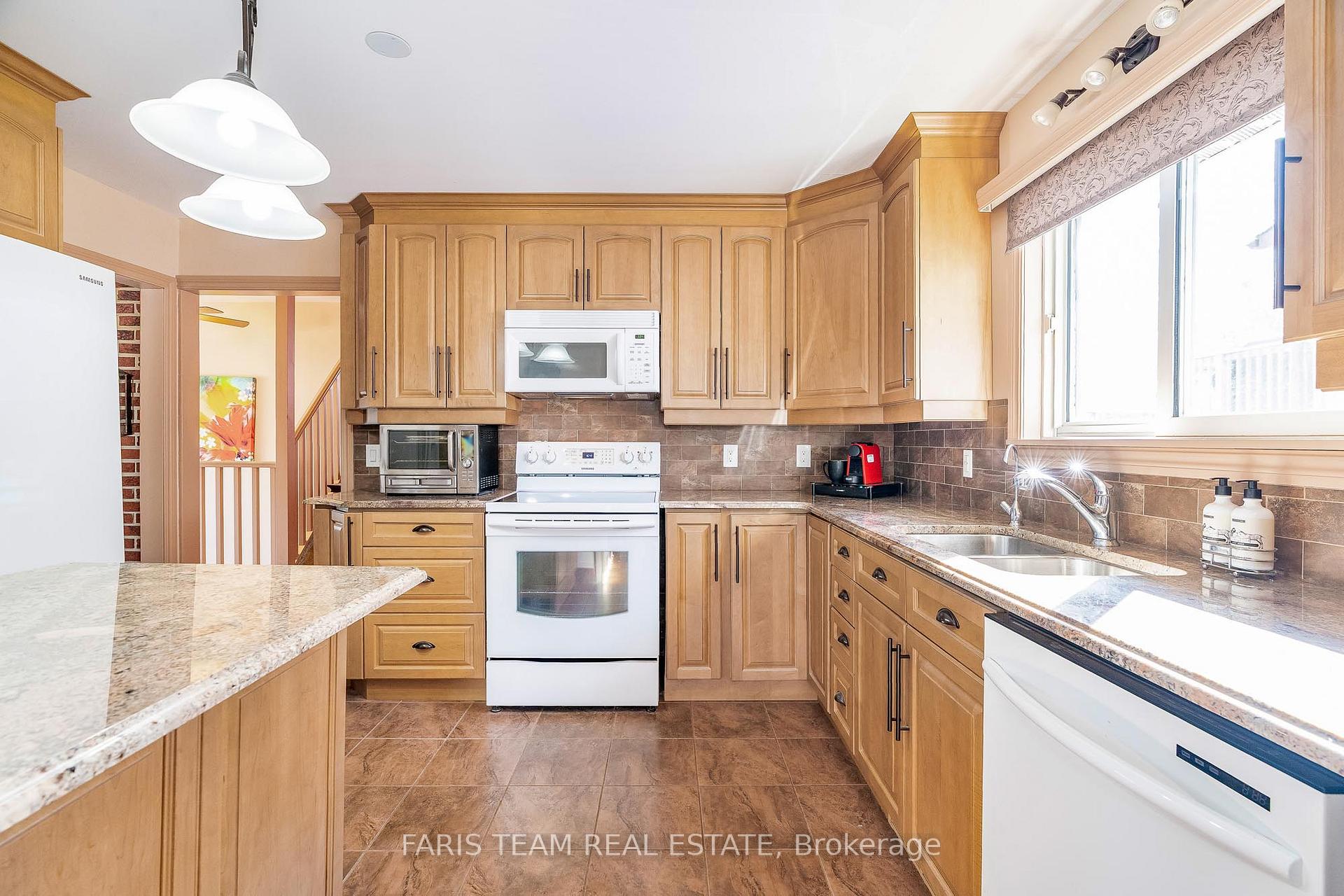 Photo 4 of 47 Briar Road, Barrie, Allandale Heights — HOMEH