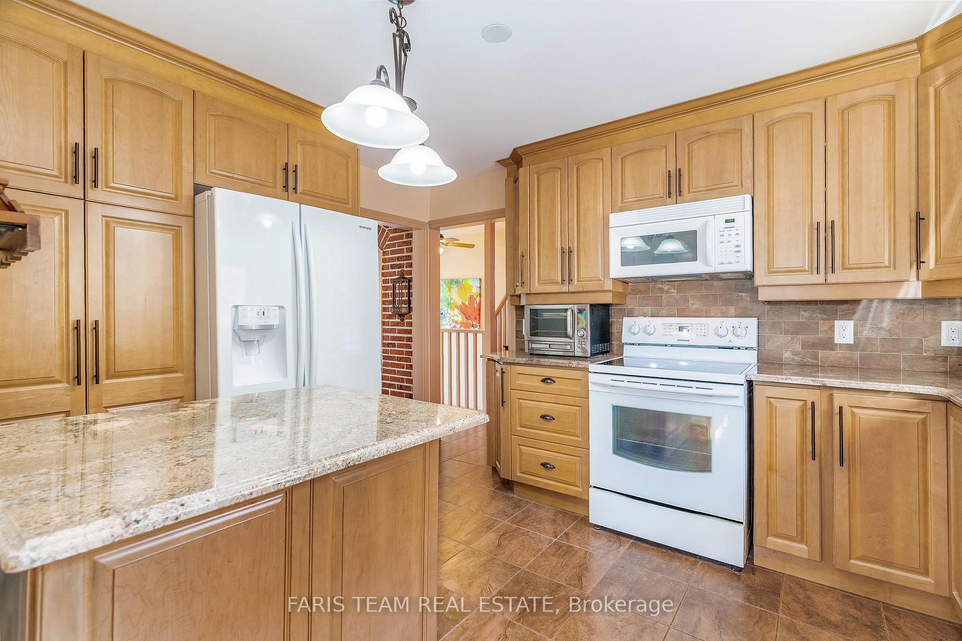 Photo 5 of 47 Briar Road, Barrie, Allandale Heights — HOMEH