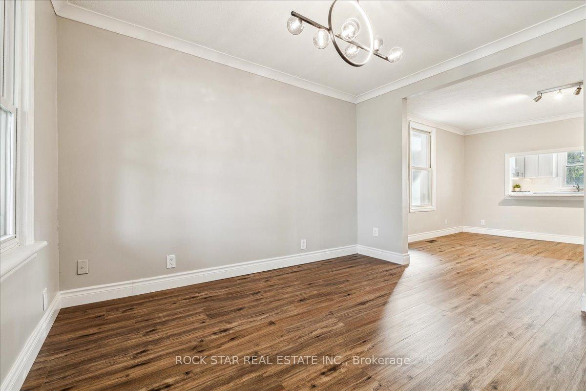 Photo 9 of 223 Weir Street N, Hamilton, Homeside — HOMEH