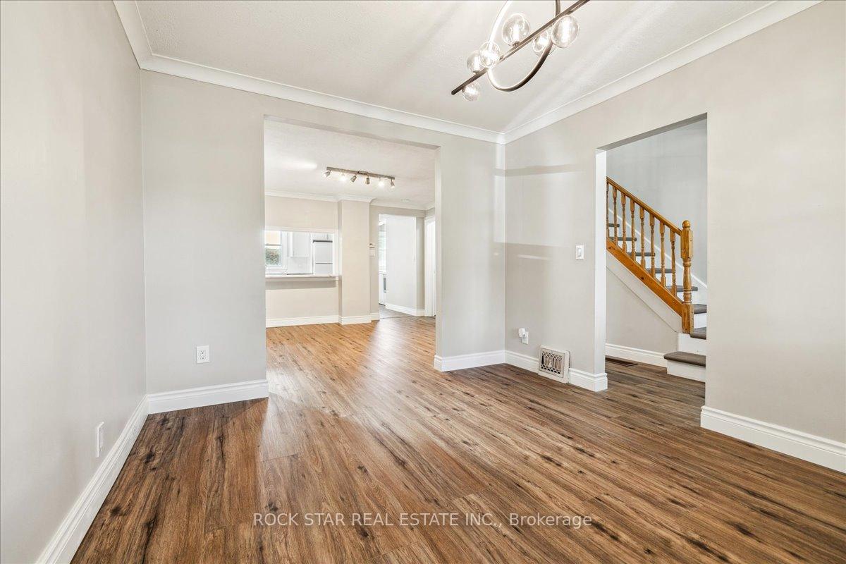 Photo 12 of 223 Weir Street N, Hamilton, Homeside — HOMEH