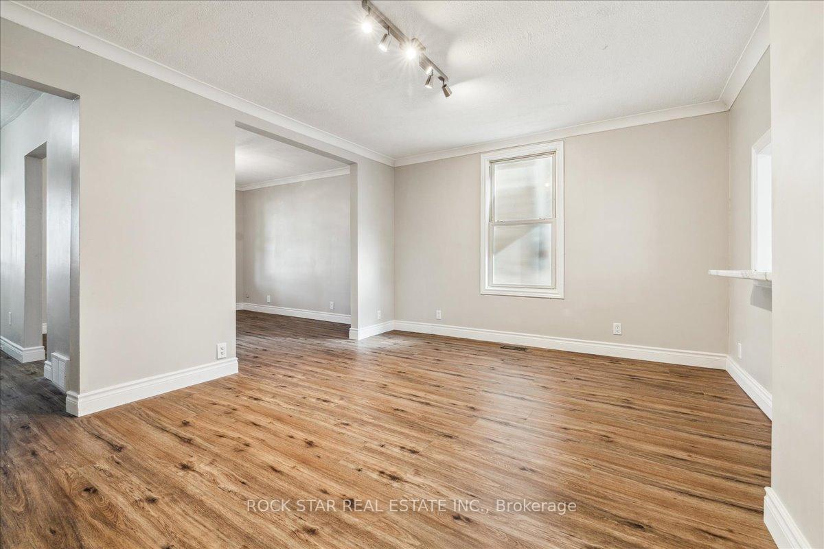 Photo 15 of 223 Weir Street N, Hamilton, Homeside — HOMEH