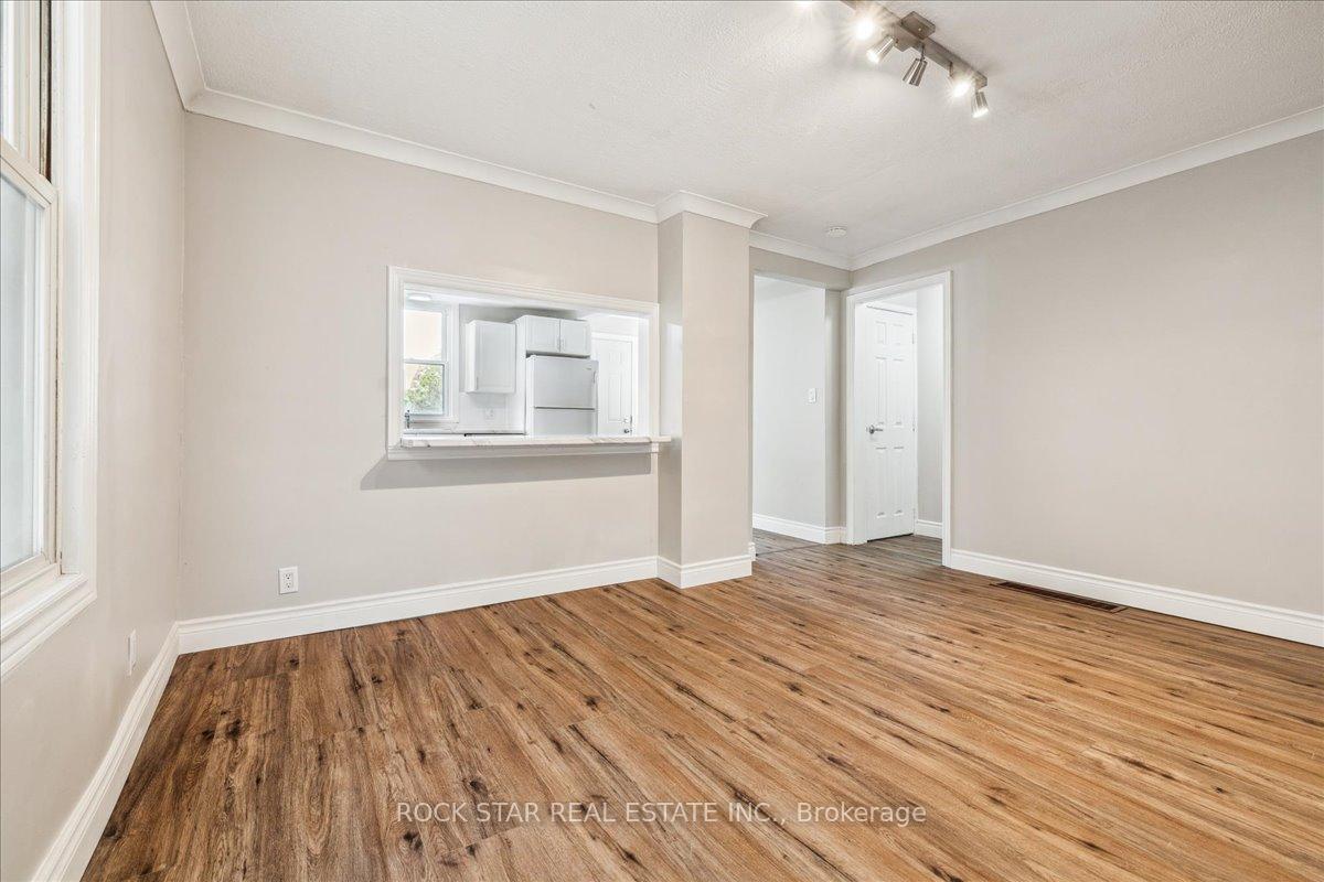 Photo 18 of 223 Weir Street N, Hamilton, Homeside — HOMEH