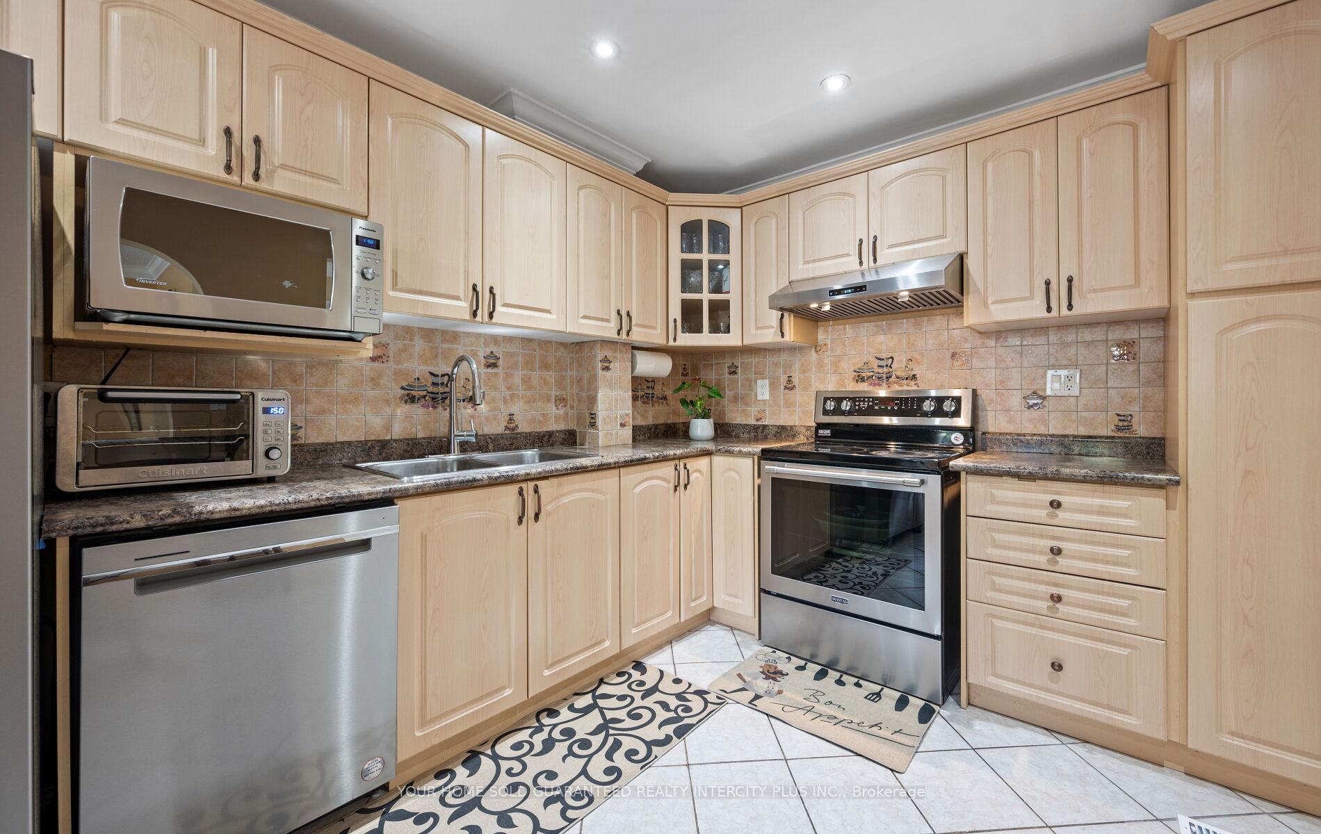 Photo 5 of 33 Merton Road, Brampton, Brampton North — HOMEH
