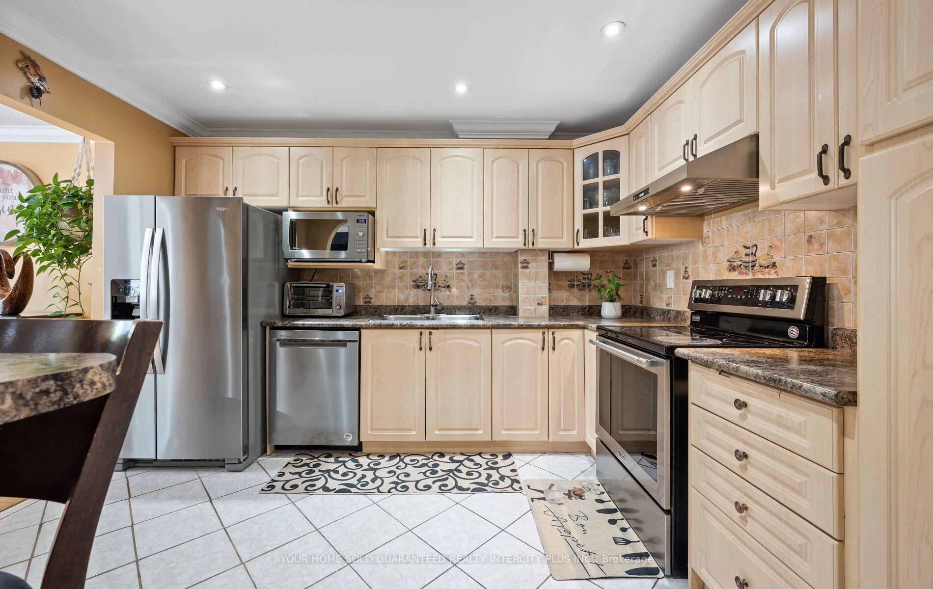 Photo 7 of 33 Merton Road, Brampton, Brampton North — HOMEH