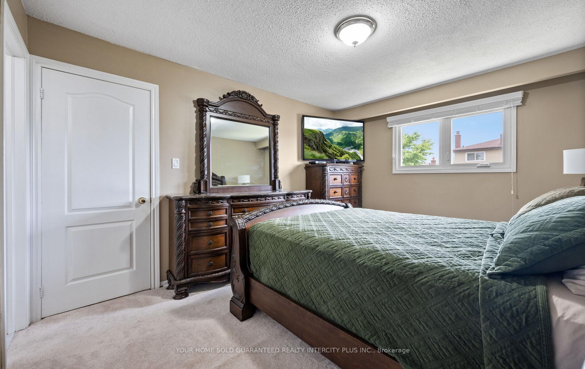 Photo 17 of 33 Merton Road, Brampton, Brampton North — HOMEH