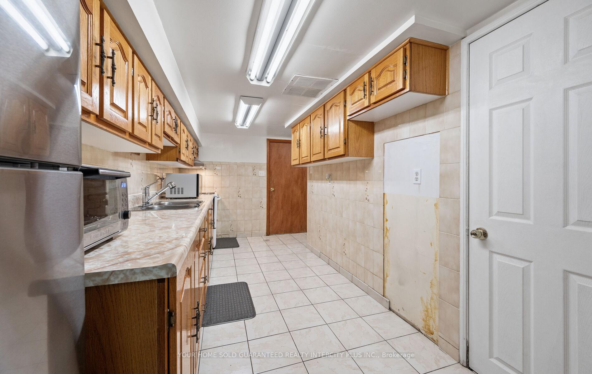 Photo 13 of 33 Merton Road, Brampton, Brampton North — HOMEH