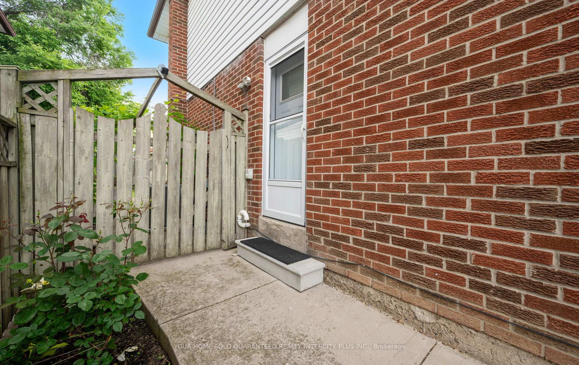 Photo 29 of 33 Merton Road, Brampton, Brampton North — HOMEH