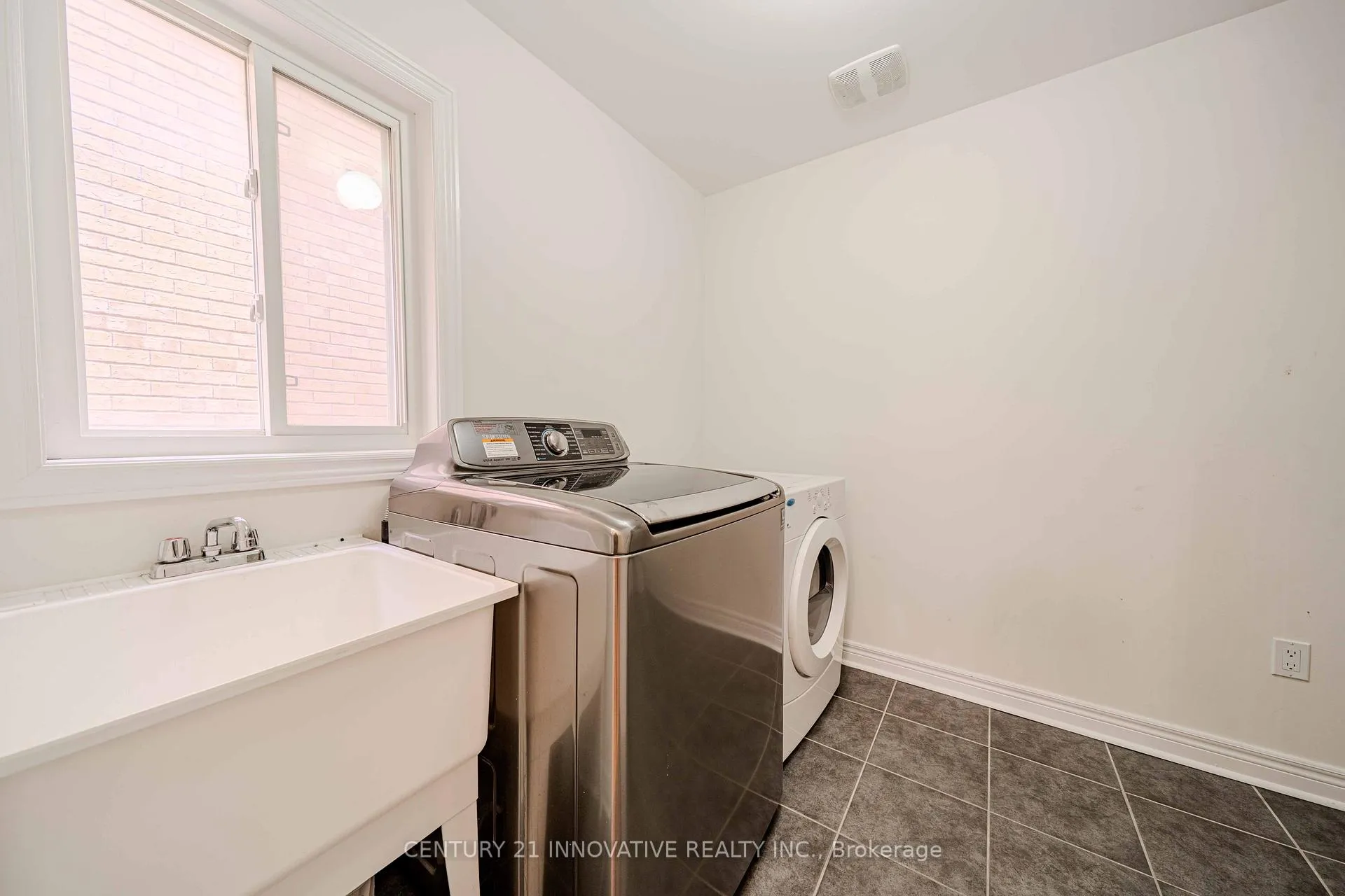 Photo 25 of 50 Everingham Circle, Brampton, Sandringham-Wellington — HOMEH