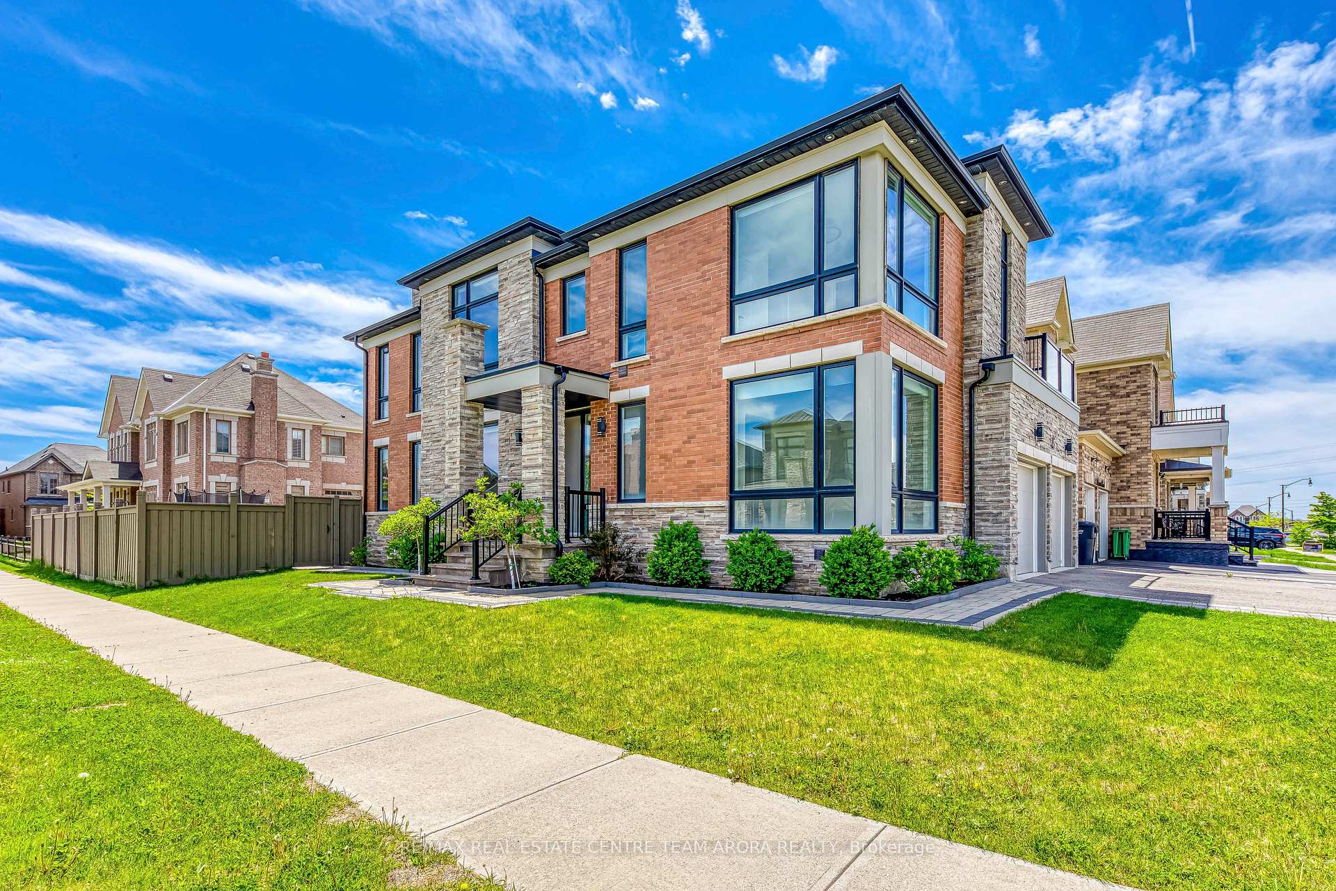 Photo 2 of 15 Dalecrest Road, Brampton, Credit Valley — HOMEH