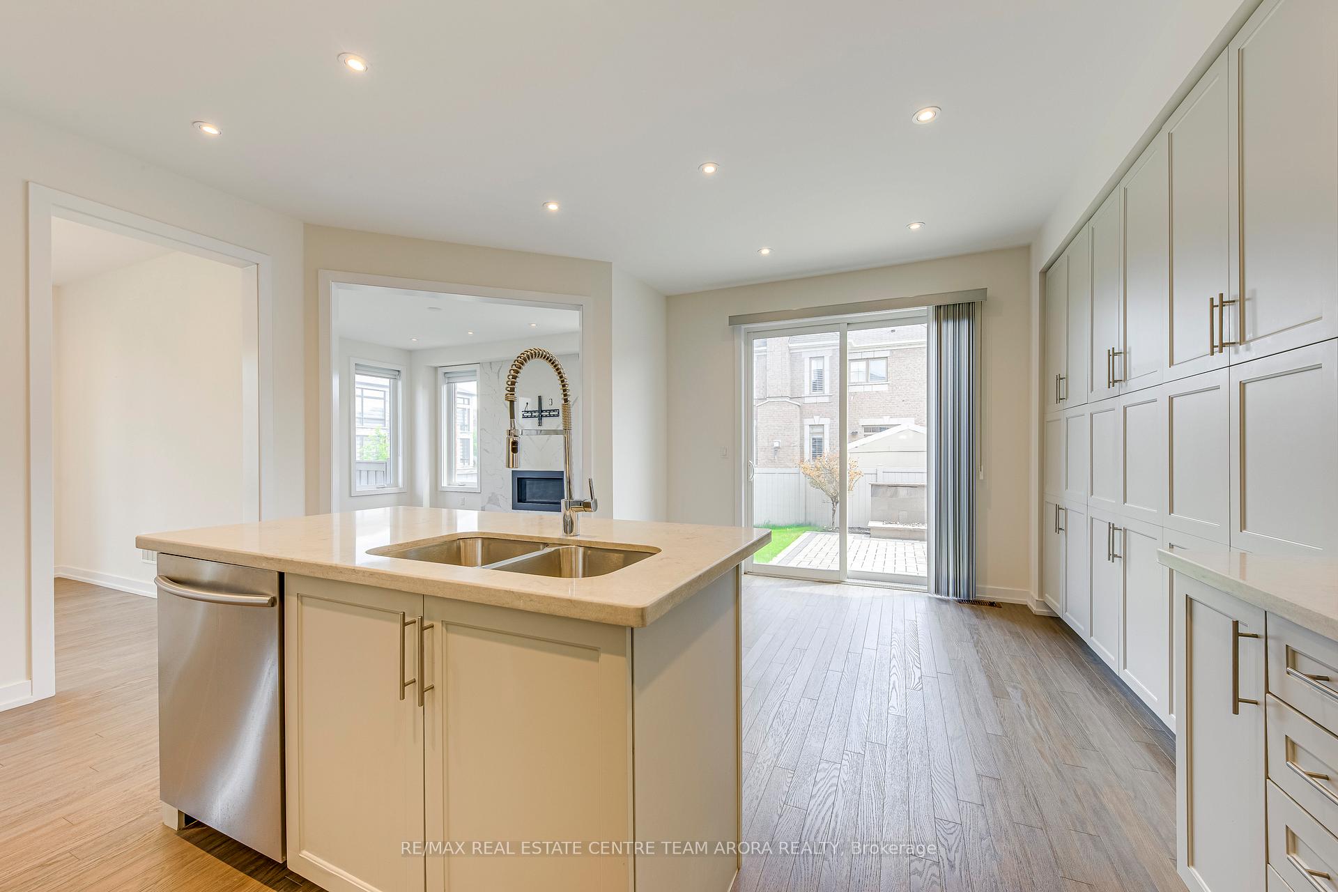 Photo 4 of 15 Dalecrest Road, Brampton, Credit Valley — HOMEH