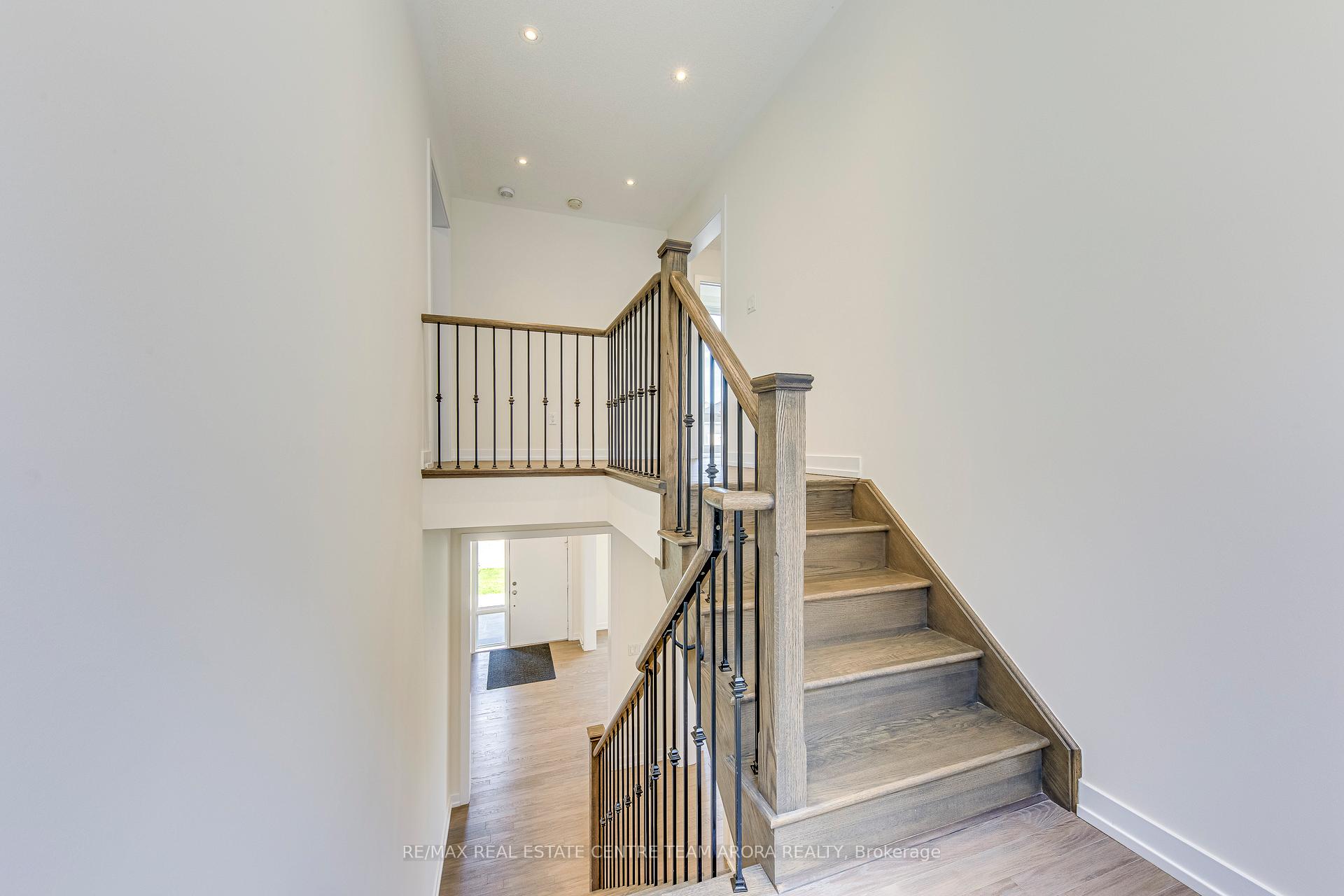 Photo 5 of 15 Dalecrest Road, Brampton, Credit Valley — HOMEH