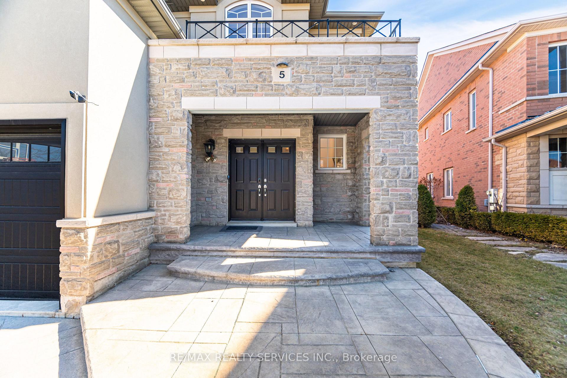 Photo 9 of 5 Belleville Drive, Brampton, Vales of Castlemore North — HOMEH