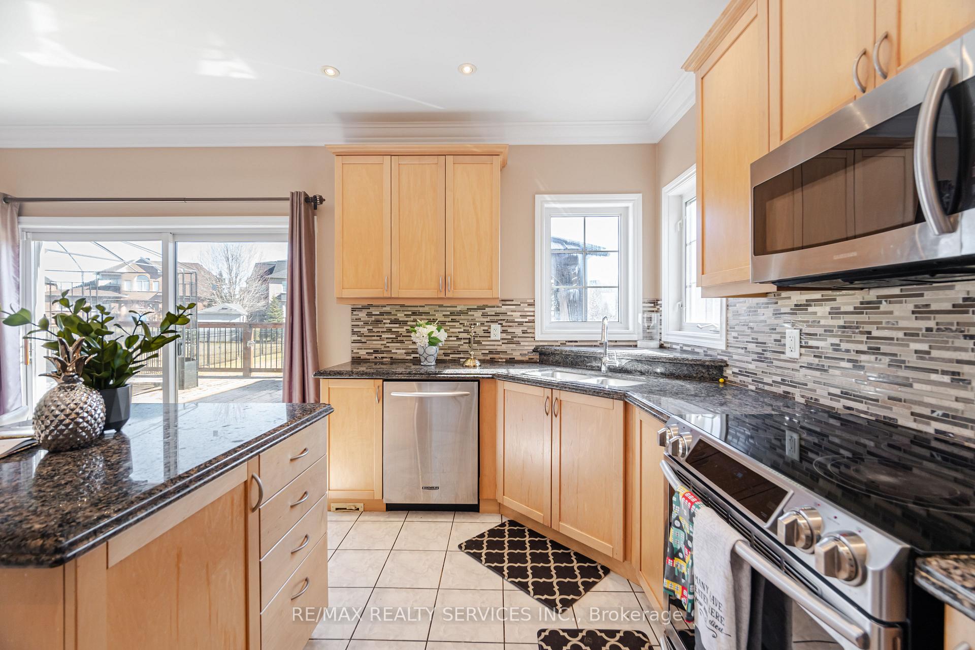 Photo 24 of 5 Belleville Drive, Brampton, Vales of Castlemore North — HOMEH