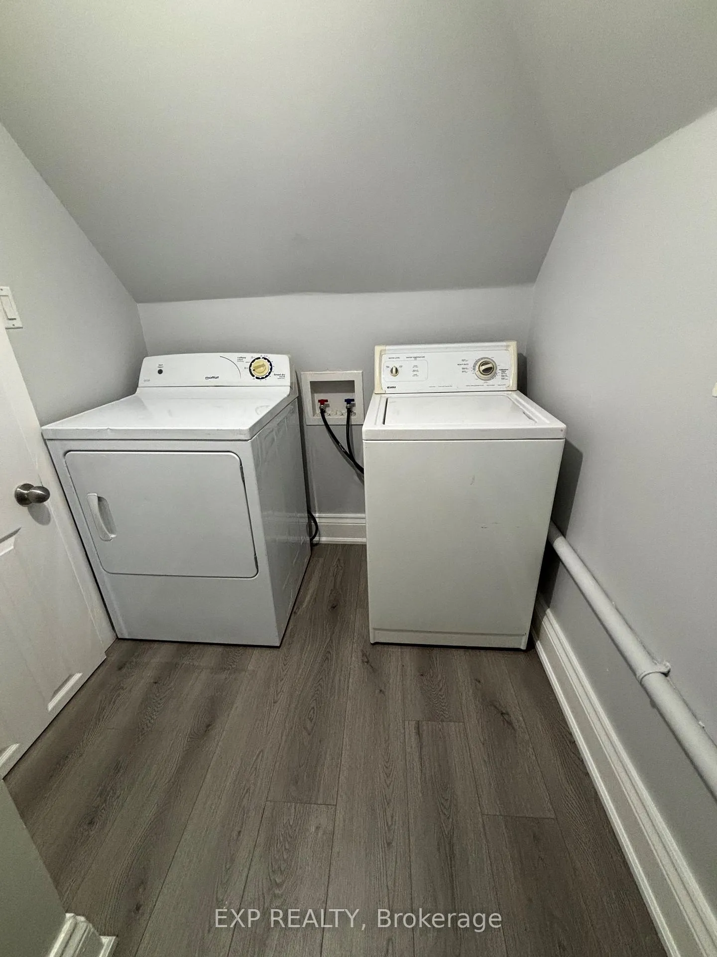 Photo 11 of 46 Delena Avenue S, Hamilton, McQuesten — HOMEH