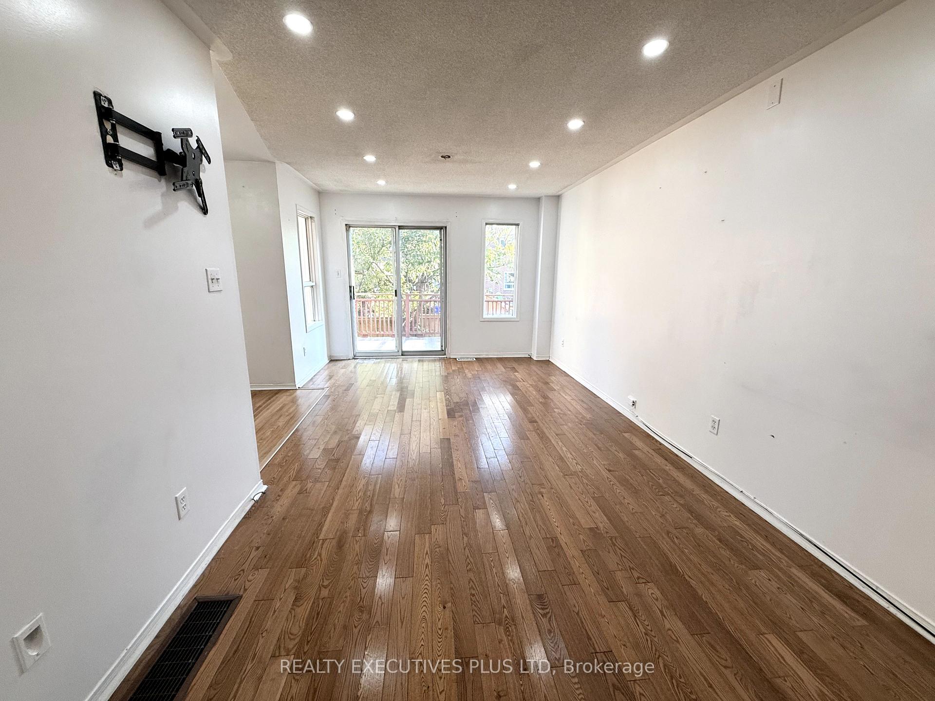 Photo 6 of 55 Ravenscliffe Court, Brampton, Northwood Park — HOMEH