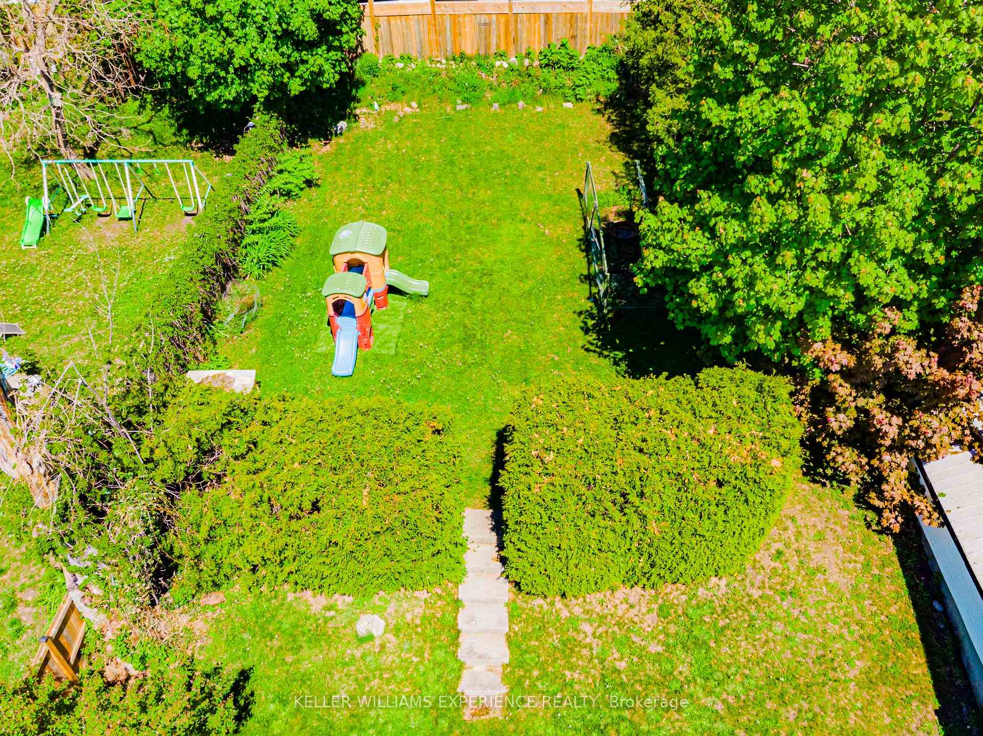 Photo 7 of 46 Grove Street W, Barrie, Queen's Park — HOMEH