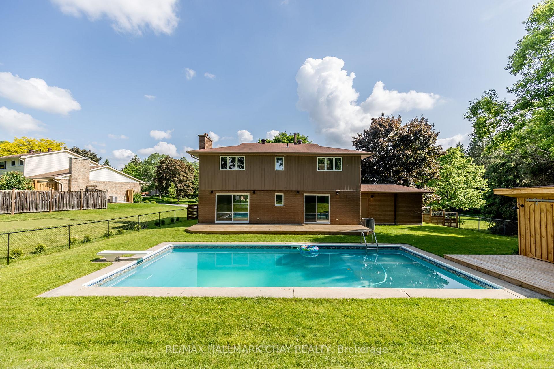 Photo 2 of 16 Garrett Crescent, Barrie, North Shore — HOMEH
