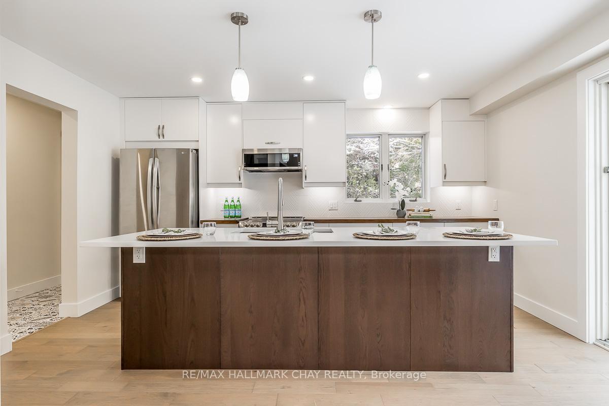 Photo 7 of 16 Garrett Crescent, Barrie, North Shore — HOMEH