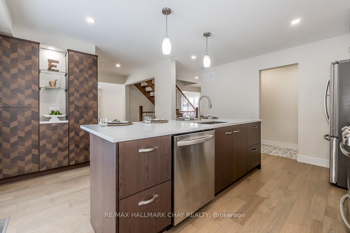 Photo 8 of 16 Garrett Crescent, Barrie, North Shore — HOMEH