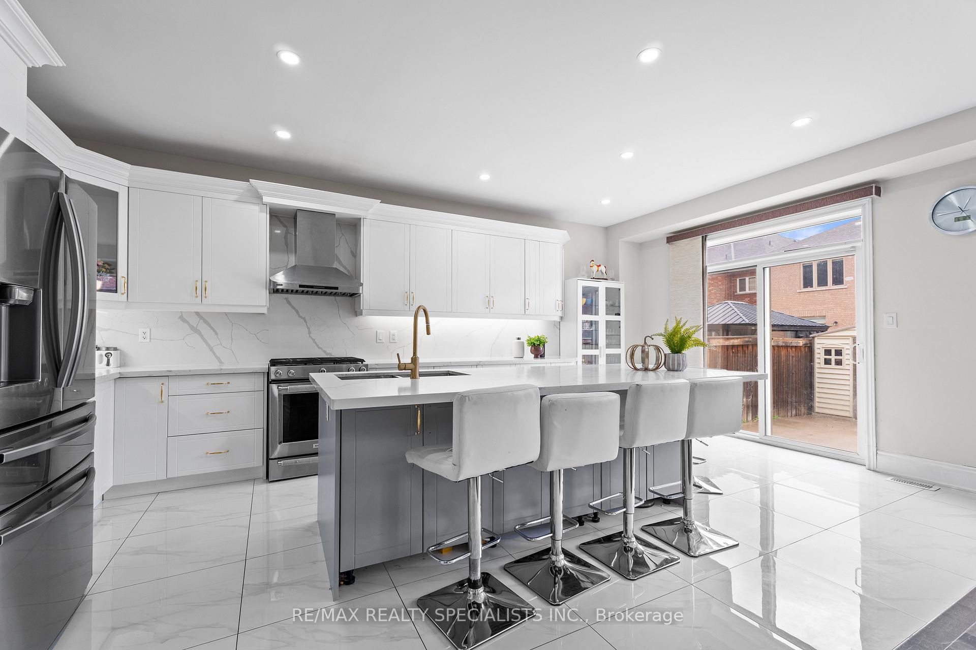 Photo 2 of 60 Vanwood Crescent, Brampton, Vales of Castlemore — HOMEH