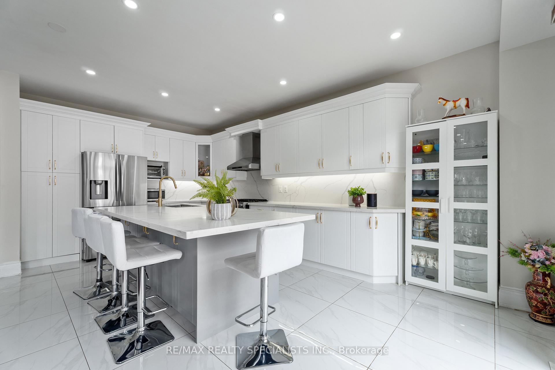 Photo 4 of 60 Vanwood Crescent, Brampton, Vales of Castlemore — HOMEH